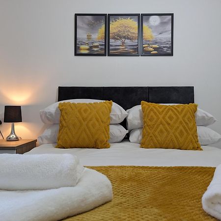ברנלי Clariturf - 4 Bedroom Semi - Private Parking Near Turf Moor, Town Centre, Transport And Motorway Links Next To Canal, 3 Parks And Lake - Sky And Netflix מראה חיצוני תמונה
