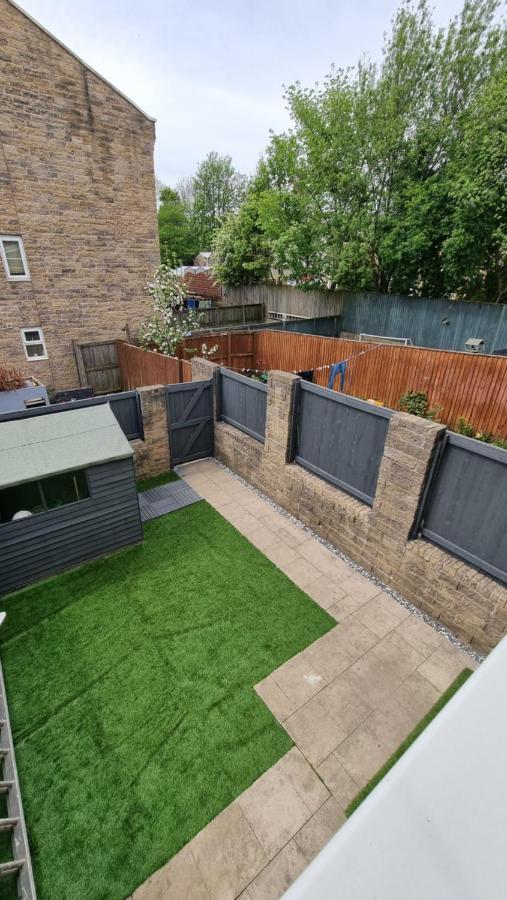 ברנלי Clariturf - 4 Bedroom Semi - Private Parking Near Turf Moor, Town Centre, Transport And Motorway Links Next To Canal, 3 Parks And Lake - Sky And Netflix מראה חיצוני תמונה
