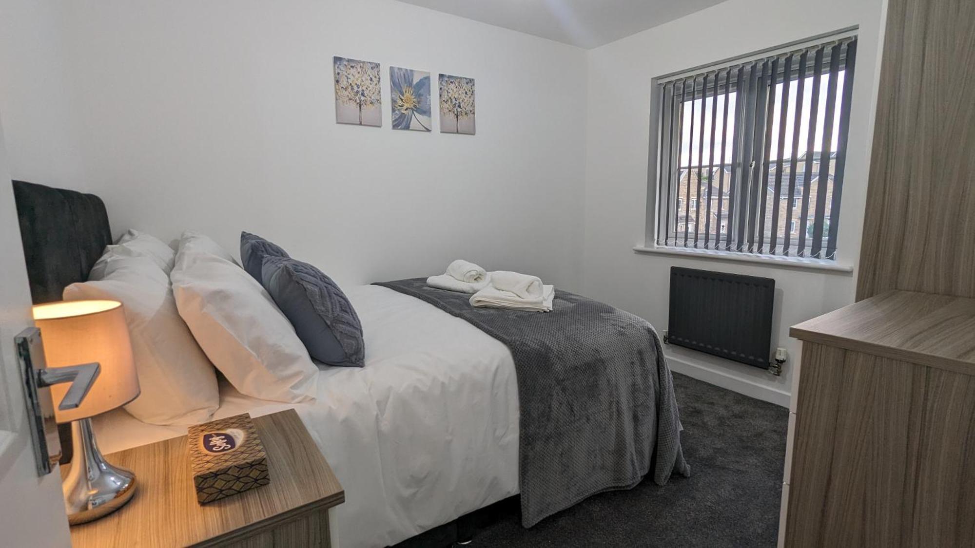 ברנלי Clariturf - 4 Bedroom Semi - Private Parking Near Turf Moor, Town Centre, Transport And Motorway Links Next To Canal, 3 Parks And Lake - Sky And Netflix מראה חיצוני תמונה