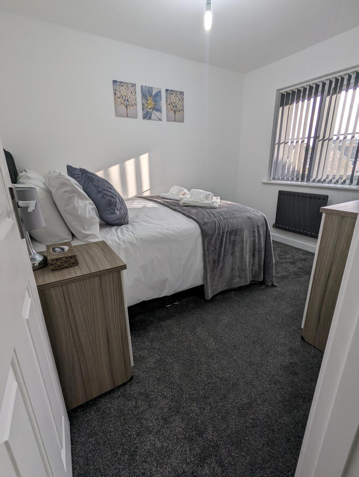 ברנלי Clariturf - 4 Bedroom Semi - Private Parking Near Turf Moor, Town Centre, Transport And Motorway Links Next To Canal, 3 Parks And Lake - Sky And Netflix מראה חיצוני תמונה