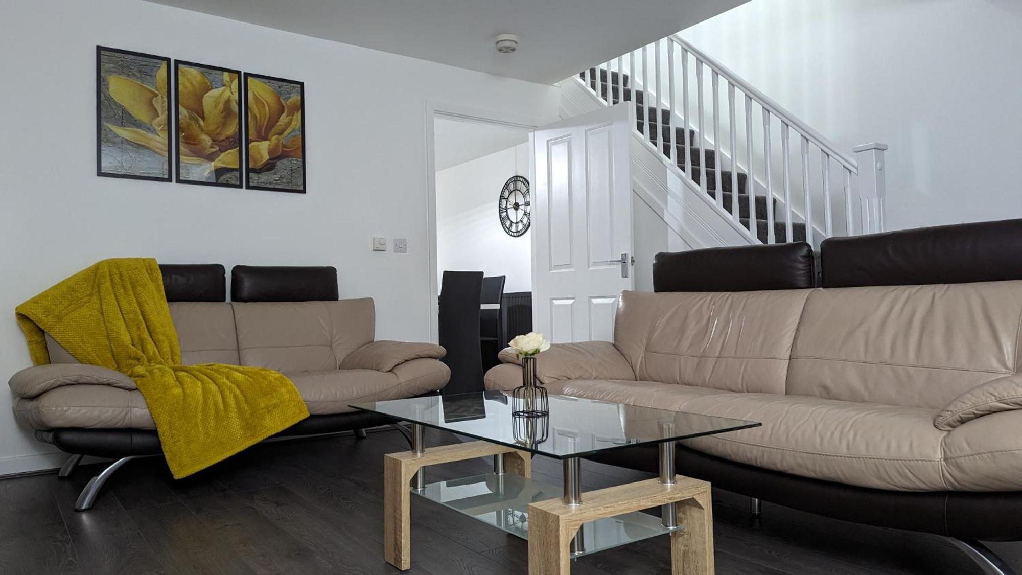 ברנלי Clariturf - 4 Bedroom Semi - Private Parking Near Turf Moor, Town Centre, Transport And Motorway Links Next To Canal, 3 Parks And Lake - Sky And Netflix מראה חיצוני תמונה