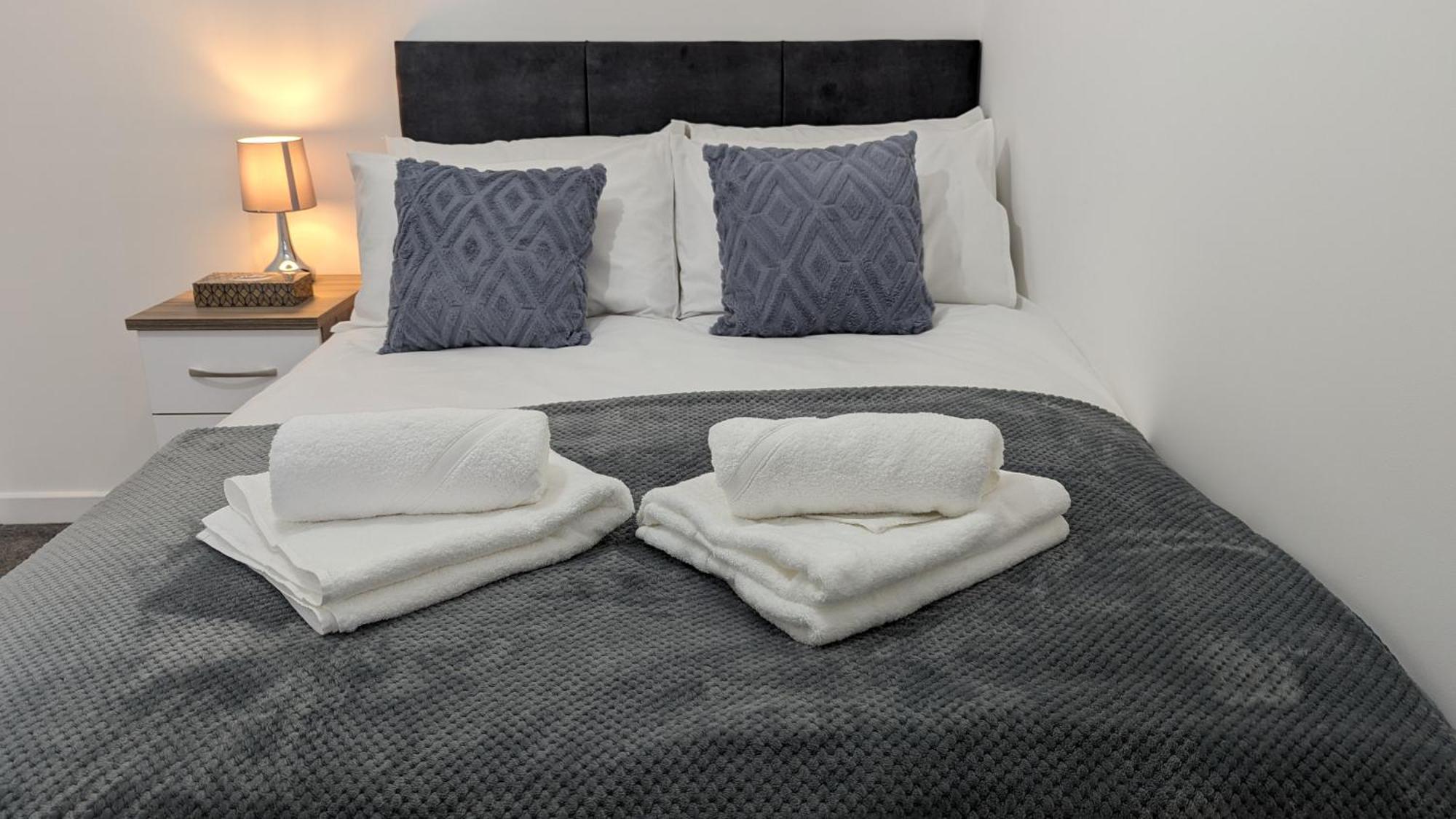 ברנלי Clariturf - 4 Bedroom Semi - Private Parking Near Turf Moor, Town Centre, Transport And Motorway Links Next To Canal, 3 Parks And Lake - Sky And Netflix מראה חיצוני תמונה