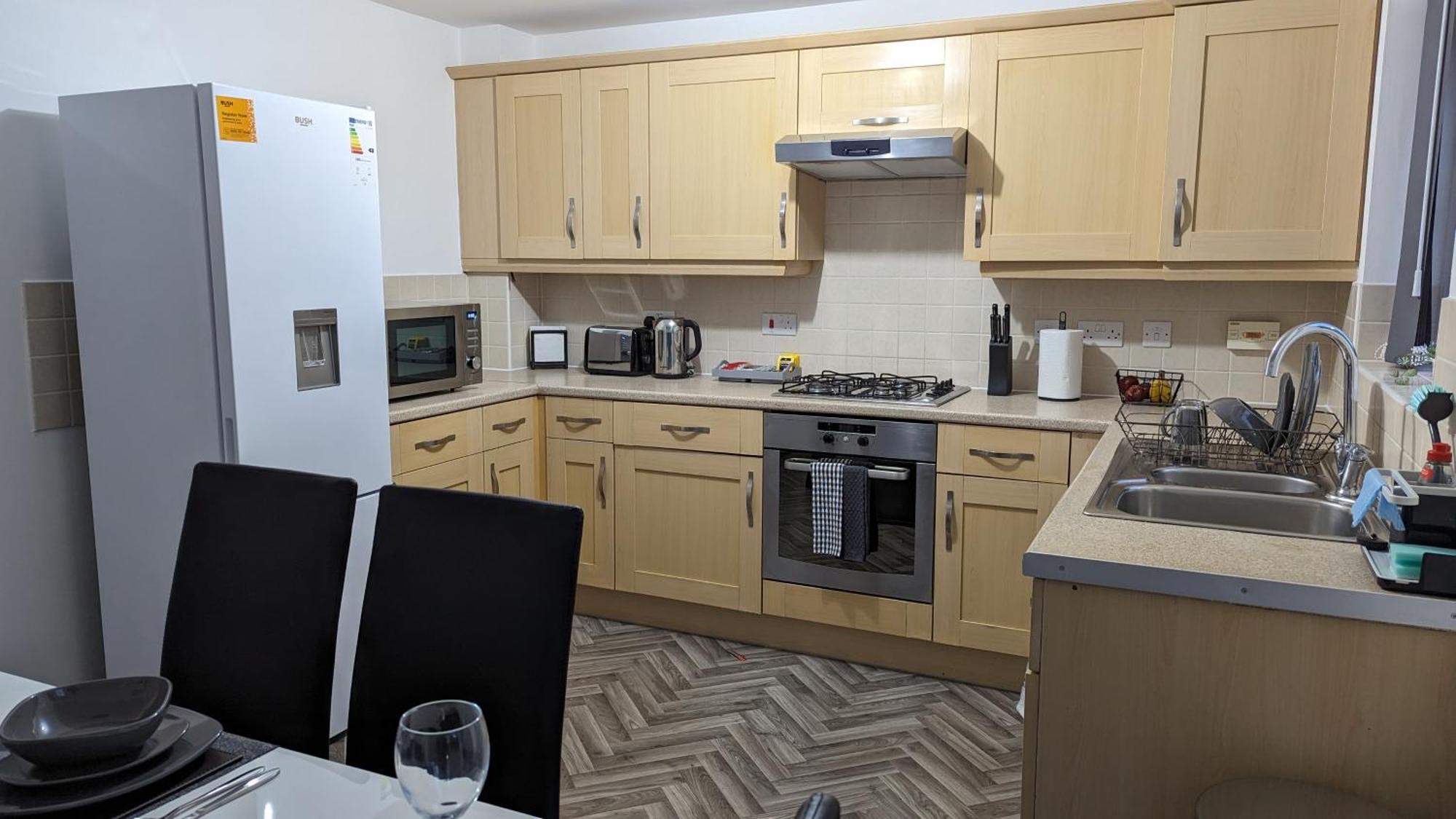 ברנלי Clariturf - 4 Bedroom Semi - Private Parking Near Turf Moor, Town Centre, Transport And Motorway Links Next To Canal, 3 Parks And Lake - Sky And Netflix מראה חיצוני תמונה