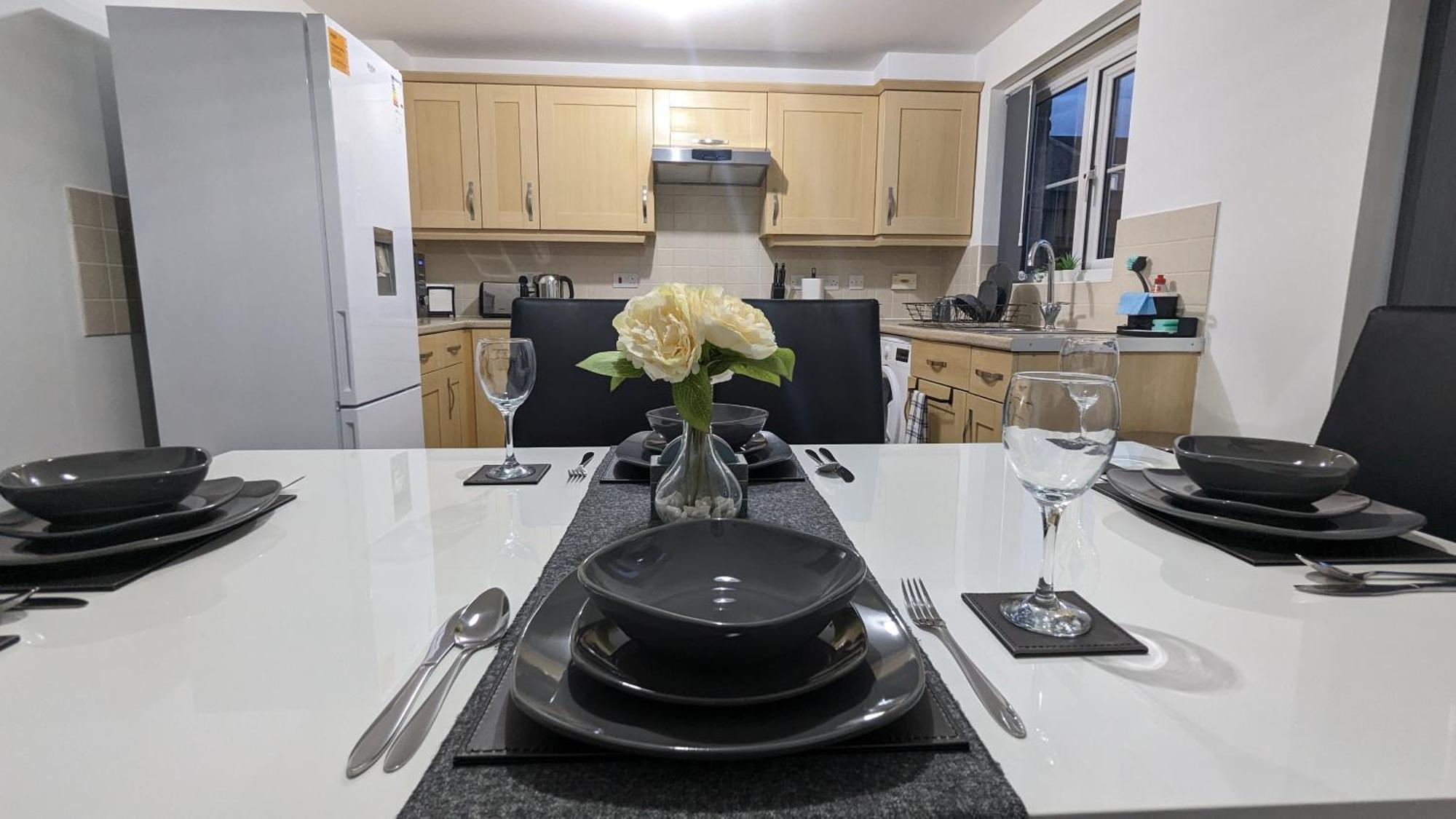 ברנלי Clariturf - 4 Bedroom Semi - Private Parking Near Turf Moor, Town Centre, Transport And Motorway Links Next To Canal, 3 Parks And Lake - Sky And Netflix מראה חיצוני תמונה