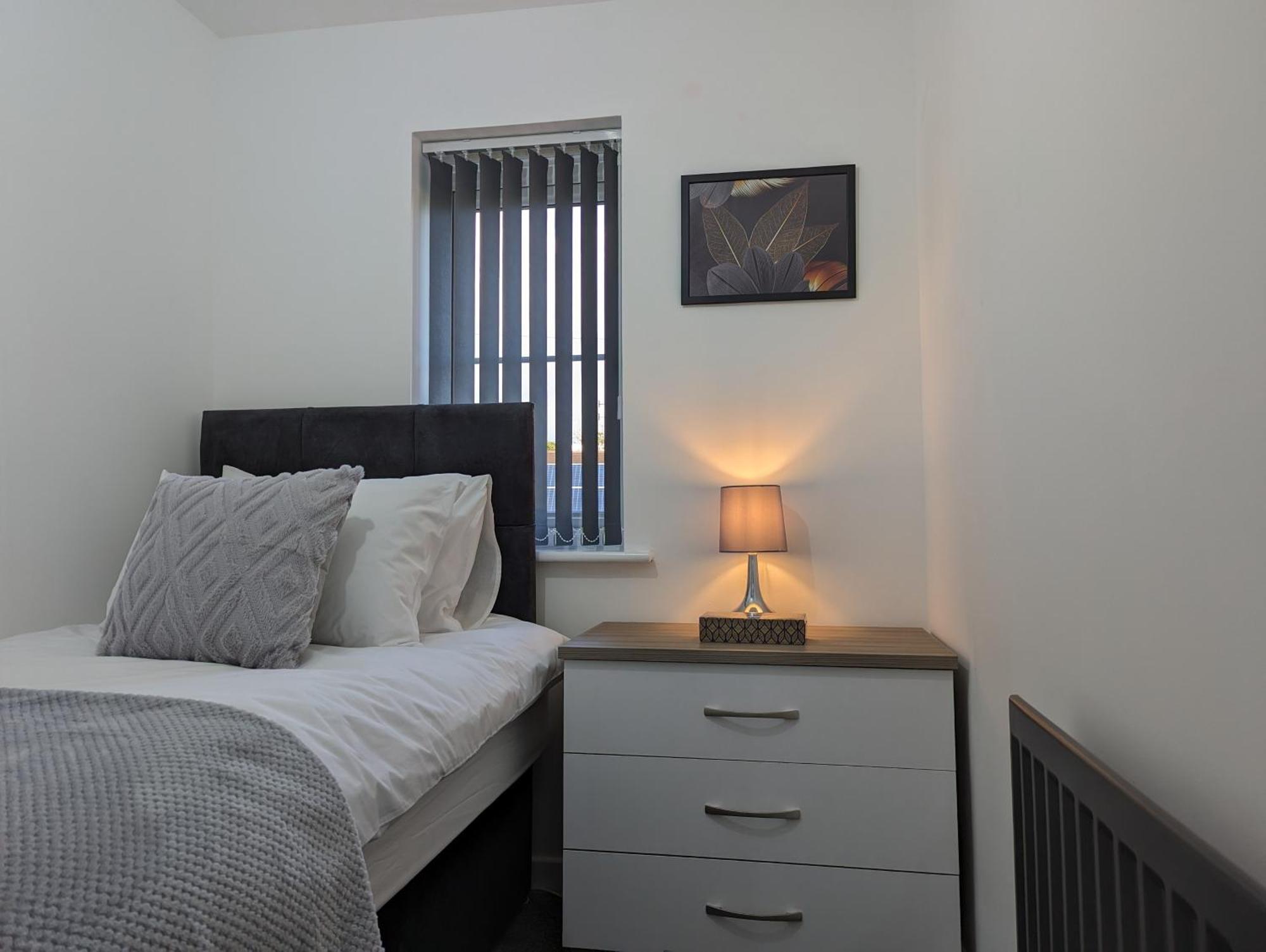 ברנלי Clariturf - 4 Bedroom Semi - Private Parking Near Turf Moor, Town Centre, Transport And Motorway Links Next To Canal, 3 Parks And Lake - Sky And Netflix מראה חיצוני תמונה