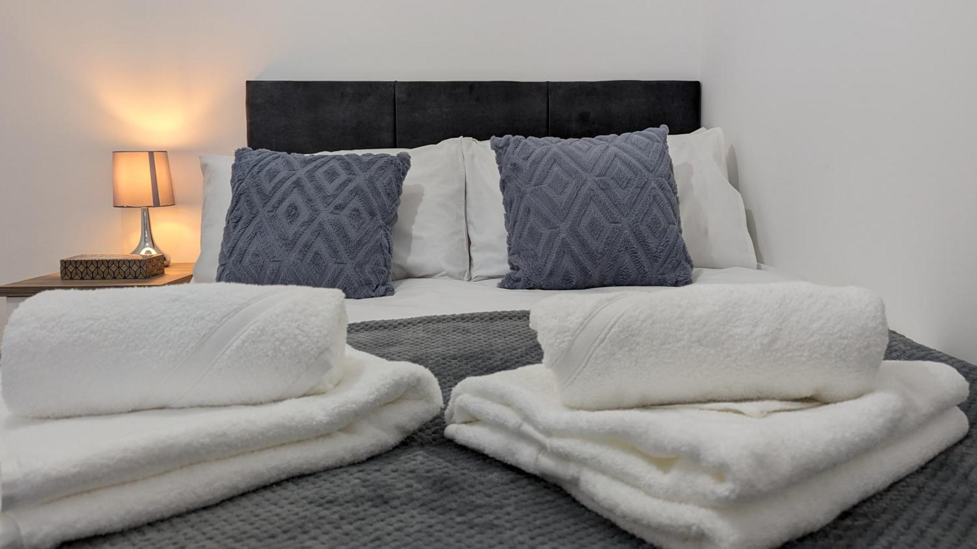 ברנלי Clariturf - 4 Bedroom Semi - Private Parking Near Turf Moor, Town Centre, Transport And Motorway Links Next To Canal, 3 Parks And Lake - Sky And Netflix מראה חיצוני תמונה