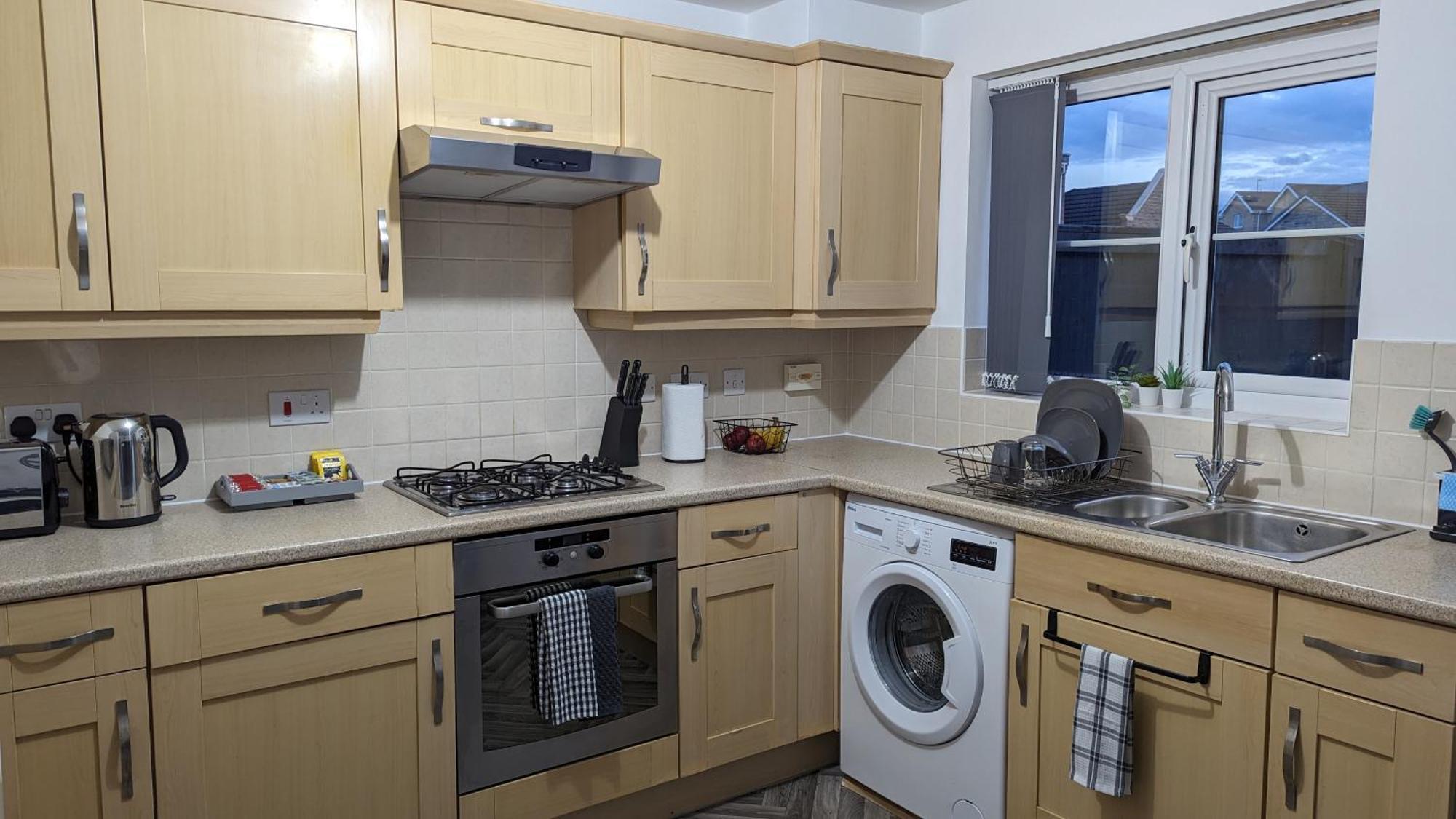 ברנלי Clariturf - 4 Bedroom Semi - Private Parking Near Turf Moor, Town Centre, Transport And Motorway Links Next To Canal, 3 Parks And Lake - Sky And Netflix מראה חיצוני תמונה