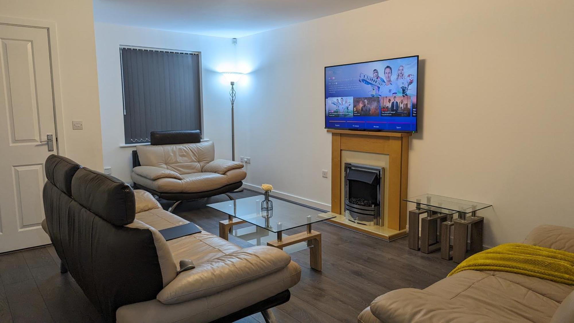 ברנלי Clariturf - 4 Bedroom Semi - Private Parking Near Turf Moor, Town Centre, Transport And Motorway Links Next To Canal, 3 Parks And Lake - Sky And Netflix מראה חיצוני תמונה